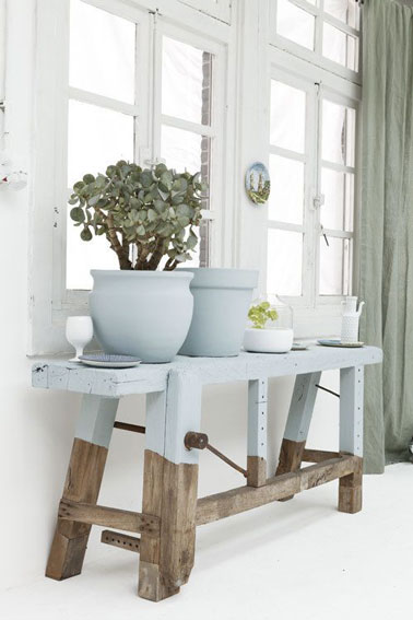 Joli comme tout, voici un petit meuble de récup peint de couleur vert d'eau qui donne une touche pastel à la déco. Une pointe de douceur pour dynamiser votre intérieur 