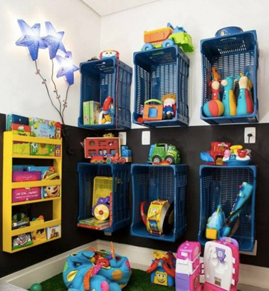 On récupère des paniers et on les fixe sur le mur de la salle de jeux afin d'offrir des compartiments hyper originaux pour ranger les jouets des enfants ! 