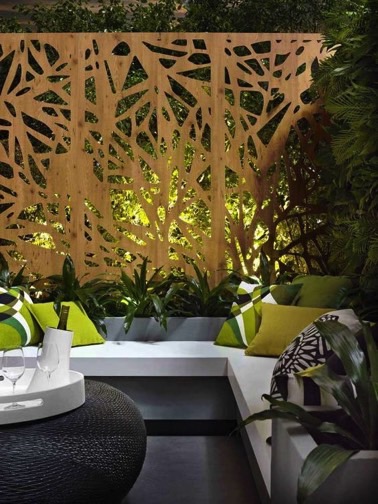 Le panneau occultant est une solution déco pour se protéger du vis à vis ! Ici, un panneau design trouve naturellement sa place sur la terrasse du jardin 