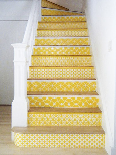 Pour égayer les contremarches des escaliers voilà un papier peint jaune à motif blanc qui fera parfaitement l'affaire et qui apportera bonne humeur et harmonie 