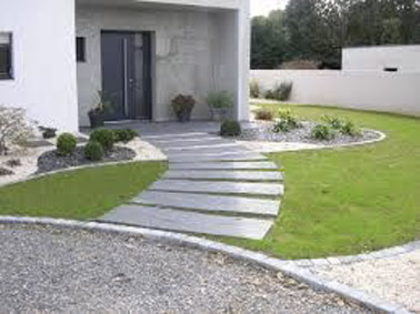 Des pas japonais ont été placés devant la maison de manière à créer un chemin déco menant à la porte d'entrée ! Une ambiance naturelle complétée par la pelouse 