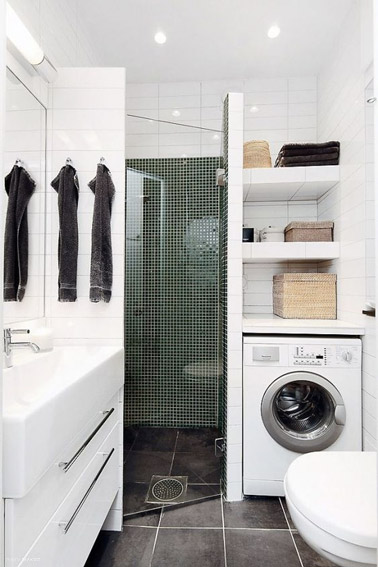 Optimisation totale de l'espace dans cette petite salle de bain blanche aménagée avec des niches de rangements pratiques pour que chaque chose trouve sa place