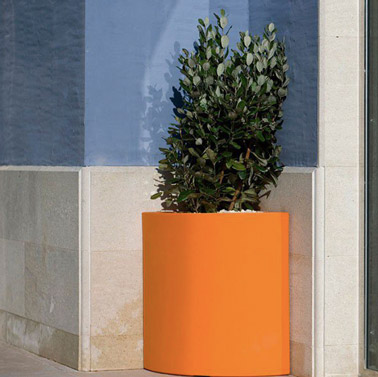 Rien de plus original qu'un pot spécialement conçu pour se coincer dans un angle ! Prenant peu de place, ce pot coloré saura habiller avec brio votre extérieur ! 