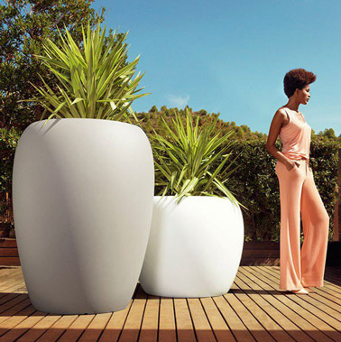 Ultra design, ces pots géantes meublent l'extérieur et accueillent de grandes plantes. Un aménagement de jardin moderne et tendance à adopter sur la terrasse en bois !