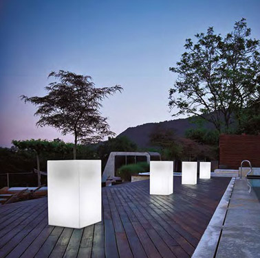 Pour les douces soirées d'été passées à l'extérieur, ces grands pots lumineux assureront une ambiance féérique et scintillante sur la terrasse dès la nuit tombée 