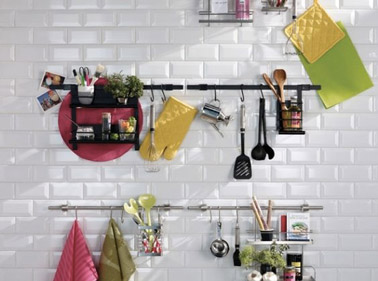 Quand on manque de place dans la cuisine, on n'hésite pas à utiliser le mur ! Ici, des barres de crédence permettent d'avoir les accessoires à portée de main !