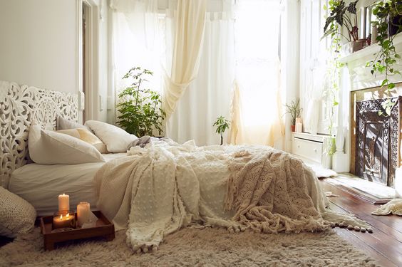 Une déco qui laisse la place à la détente dans cette chambre parentale ultra cocooning où la lumière est filtrée par de beaux rideaux blancs de style voilages !