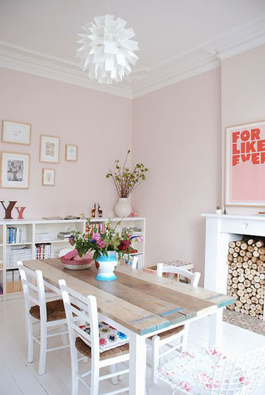 Voilà une déco fraîche dans la maison ! Pour les murs, on a misé sur du rose pastel marié à du blanc et du bois. Mignonne comme tout cette salle à manger ! 