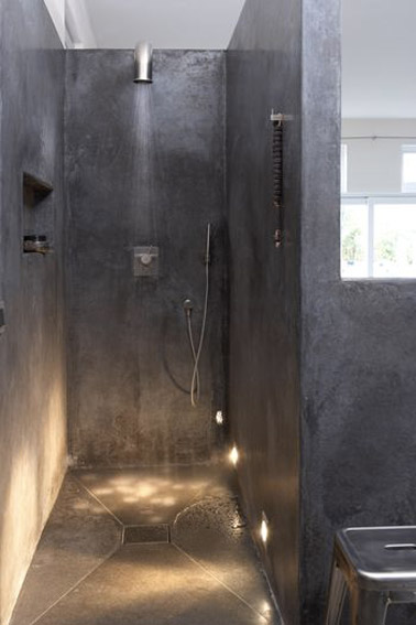 En béton ciré et avec des luminaires qui la mette joliment en valeur, cette douche italienne aménagée dans la salle de bain est ultra tendance et design !