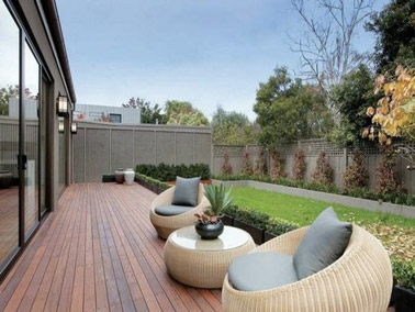 Aménager la terrasse avec un salon de jardin en rotin en voilà une bonne idée pour profiter du jardin ! Une déco extérieure ultra stylée avec un mobilier tendance