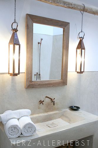 Voilà une atmosphère naturelle esprit spa dominée par le beige dans cette belle salle de bain ! Une ambiance de détente soulignée par deux lanternes hyper déco 
