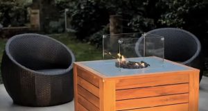 Pour des soirées ultra conviviales et chaleureuses à l'extérieur en été ou en hiver, voici une table basse design munie d'un foyer central qui vous réchauffera