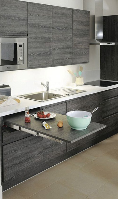 Dissimulée dans l'un des tiroirs de la cuisine, cette table extractible offre un coin repas astucieux et prend un minimum de place, idéale pour les petits espaces !
