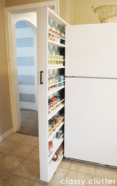 Idéal pour ranger les épices, les boites de conserve et tous les styles de pots, ce tiroir astucieux collé au frigo permet de gagner de l'espace dans une petit cuisine !