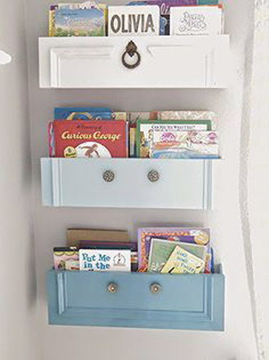 Voilà une bonne idée pour ranger les livres dans la salle de jeux ! Des petits compartiments réalisés avec des tiroirs détournés accueillent les livres sur le mur 