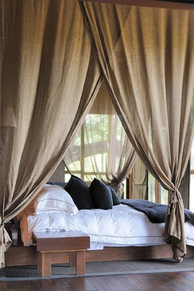 Rien de plus cosy que de mettre des voilages dans la chambre pour obtenir un espace agréable où il est bon de se reposer. Ici on a misé sur des voilages taupe !
