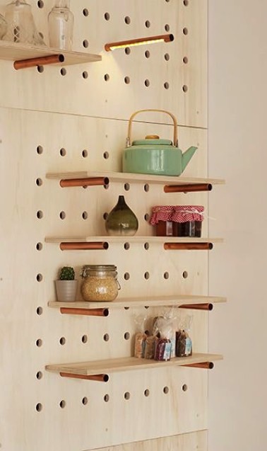 Voilà des rangements de cuisine orignaux et bien pratiques ! Modulables, ces étagères prennent place sur le mur et permettent de maximiser l'espace de manière déco