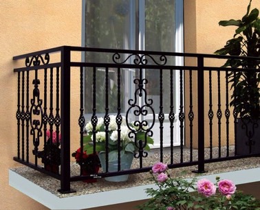 Ambiance romantique assurée sur ce magnifique balcon aménagé avec un garde corps noir en fer forgé qui apporte charme et élégance à la déco extérieure !