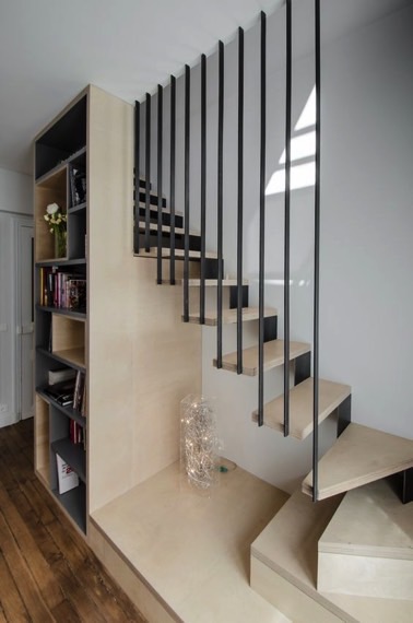 En bois clair et dynamisée par un garde corps moderne gris et original, la déco intérieure ne manque pas de style tout en assurant la sécurité dans les escaliers 
