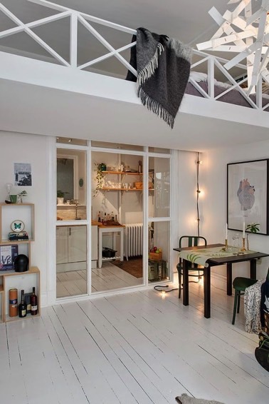 Afin de compléter joliment la déco scandinave de cet intérieur ultra élégant, voilà un garde corps blanc prenant place sur la mezzanine qui ne manque pas de charme 