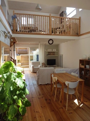 Le garde corps en bois de la mezzanine complète avec brio cette déco intérieure ultra lumineuse et coquette et se marie à merveille avec le parquet flottant ! 