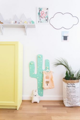 Porte-manteaux mural cactus, dans un couloir