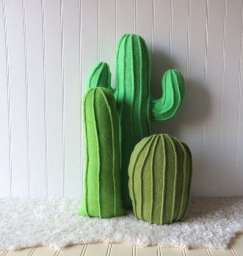 Cactus en feutrine, sur un bureau, facile à réaliser soi-même, avec de la feutrine verte (ou d’une autre couleur), du rembourrage, et un peu d’imagination.