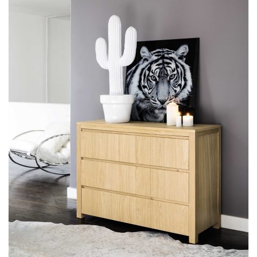 Grand cactus en céramique blanche, dans une chambre d’adulte, l'élégance du cactus aliée à la pureté du blanc