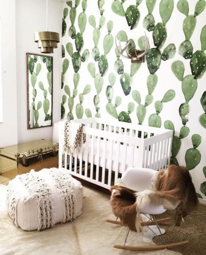 Papier-peint blanc à motifs cactus, dans une chambre d’enfant, de la couleur pastel adaptée pour une chambre tout en restant clair