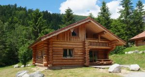 Chalet suisse traditionnel, en rondins calibrés