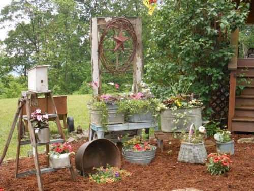 Vieilles bassines et seaux comme conteneurs à plantes et fleurs