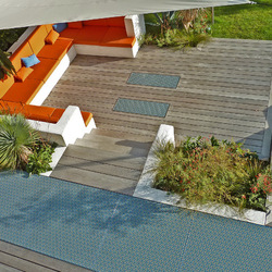 Une terrasse en bois habille un jardin avec élégance.