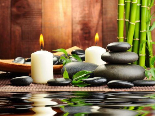 Accessoires déco zen: bougies, galets et bambous