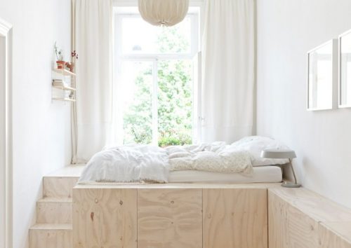 Gagner de la place en plaçant un lit sur coffres en bois Gagner de la place en plaçant un lit sur coffres en bois