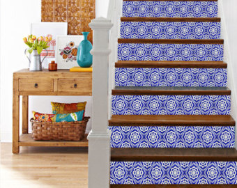 Papier peint sur les contre-marches d'un escalier