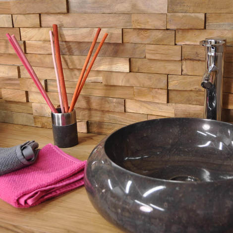 Parement en teck pour salle de bains