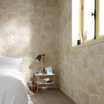 Pierre rustique dans une chambre