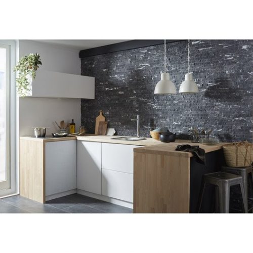 Pierre naturelle style puzzle noir dans une cuisine