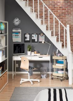 coin bureau sous un escalier