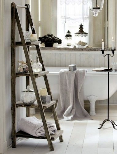 Meuble étagère escabeau dans la salle de bain