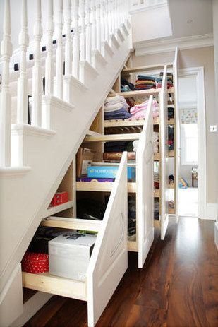 des placards-tiroirs de rangement sous l'escalier