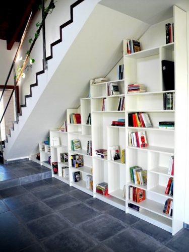 Bibliothèque sous escaliers