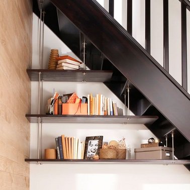 Etagères suspendues sous l'escalier