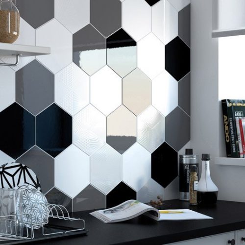 Faïence hexagonale noire et blanche pour crédence