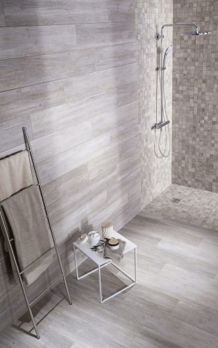 Carrelage de salle de bain imitation bois