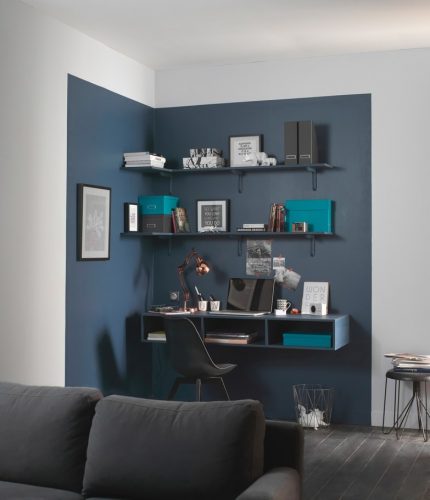 Bureau avec pans de murs partiellement couleur charbon