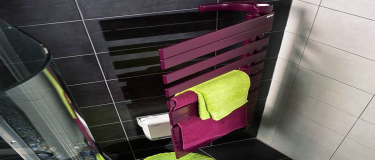 Chauffage design salle de bains: ici un sèche serviette coloré