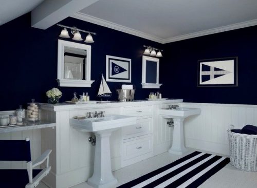 salle de bain dynamique grâce à la couleur charbon