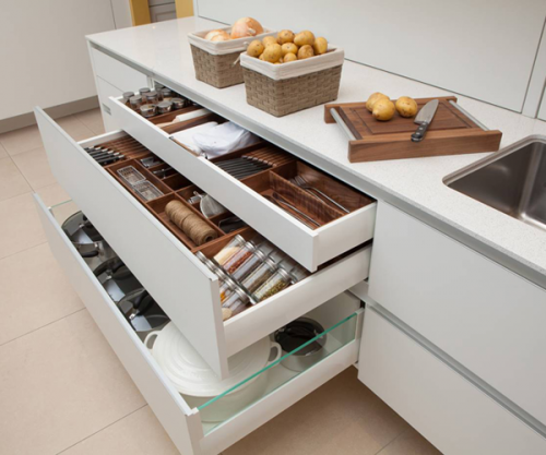 Un meuble de cuisine à grands tiroirs : un aménagement pratique qui aide au rangement pour une cuisine épurée