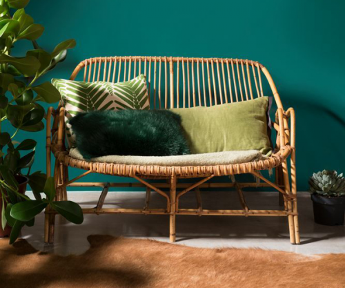 un tapis en peau pour équilibré le naturel d'une pièce verte